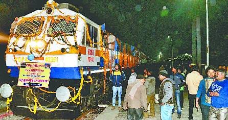 Lou ran bhojipura-Pilibhit broad gauge train on track