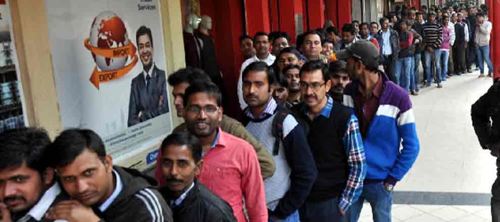pick poketers gang wondering around banks looted 50 thousand in gurgaon