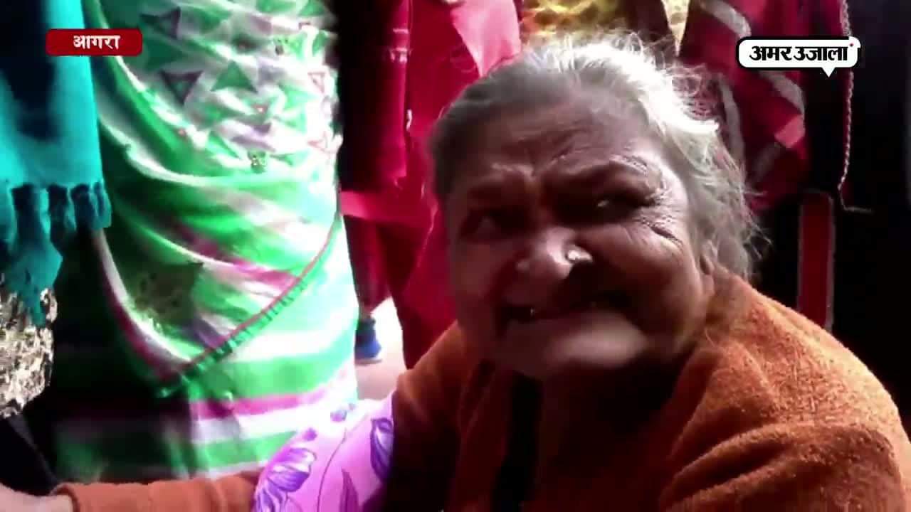 नोटबंदी से परेशान बुजुर्ग