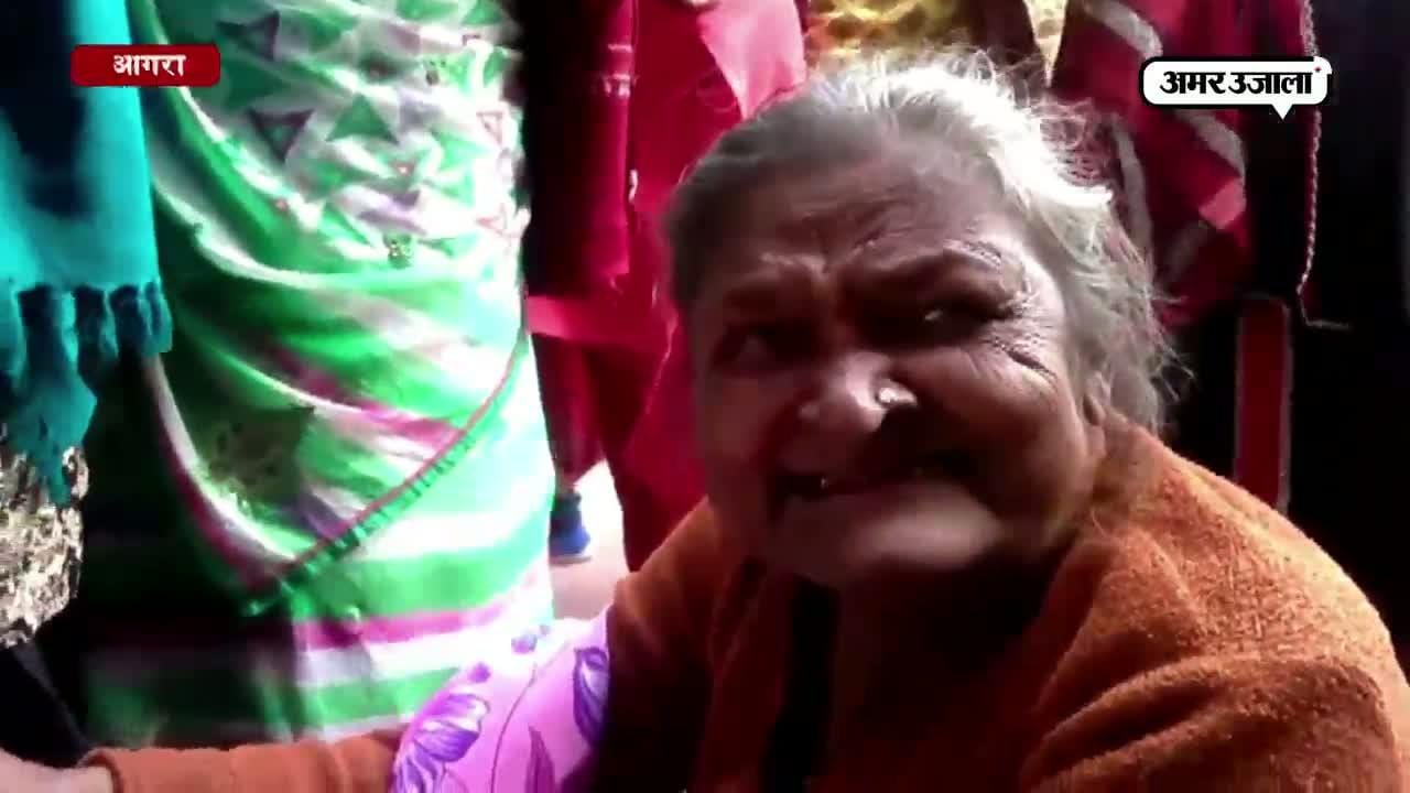 नोटबंदी से परेशान बुजुर्ग