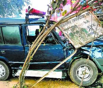 Jeep crashed into the truck, injuring four policemen
