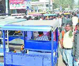 E rikshaw puller stage dharna