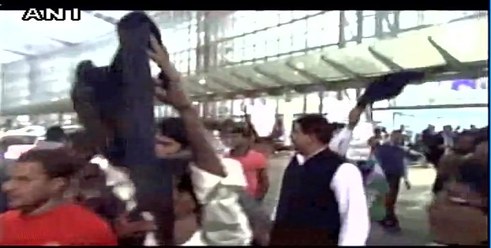 Congress workers show black flags to RBI Governor 