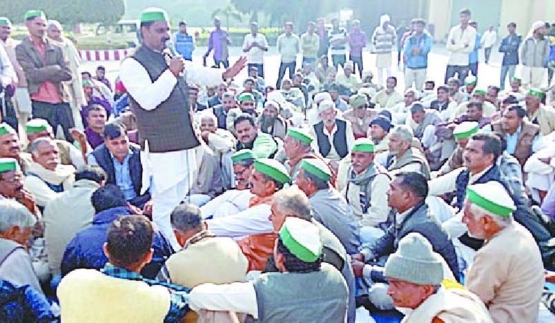 bku ne sugar mill par dharna diya