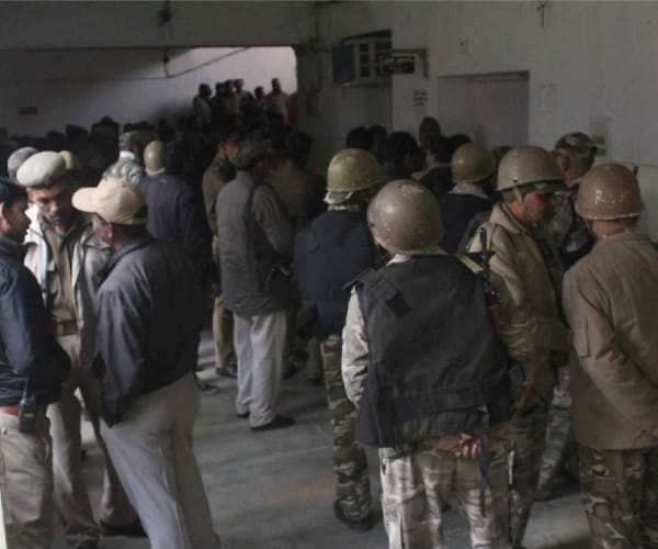  lawyers beat pcs officers in Lucknow.