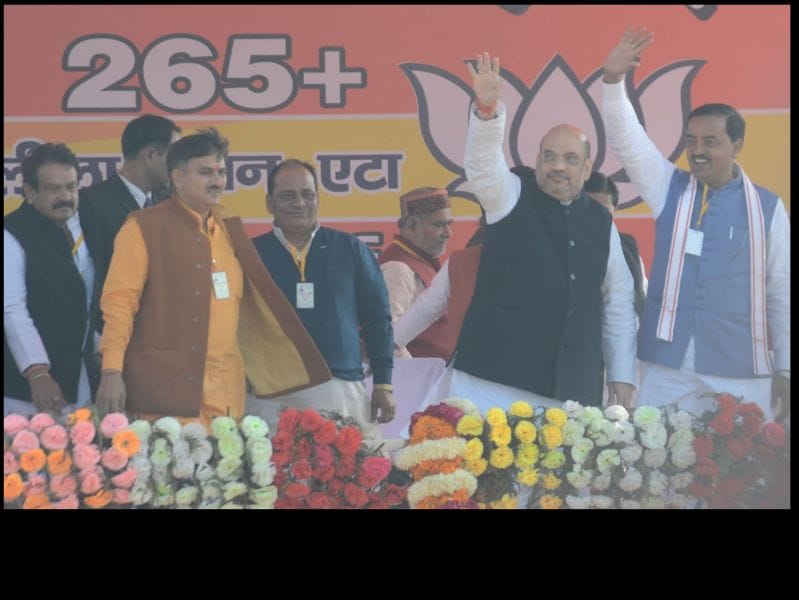 aleeganj jahareelee sharaab se huee mauton par sapa sarakaar ko ghera