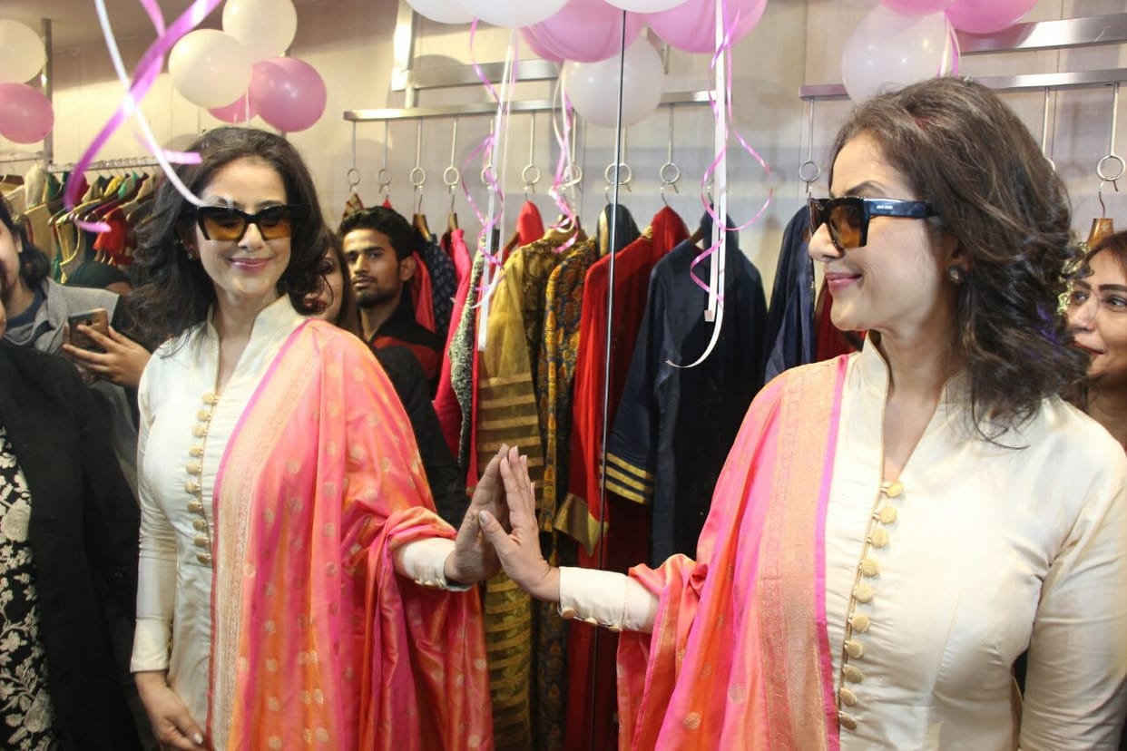 manisha koirala reached varanasi, people gatherd for a look