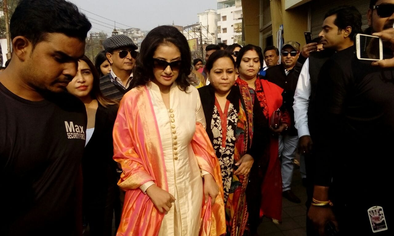 manisha koirala reached varanasi, people gatherd for a look