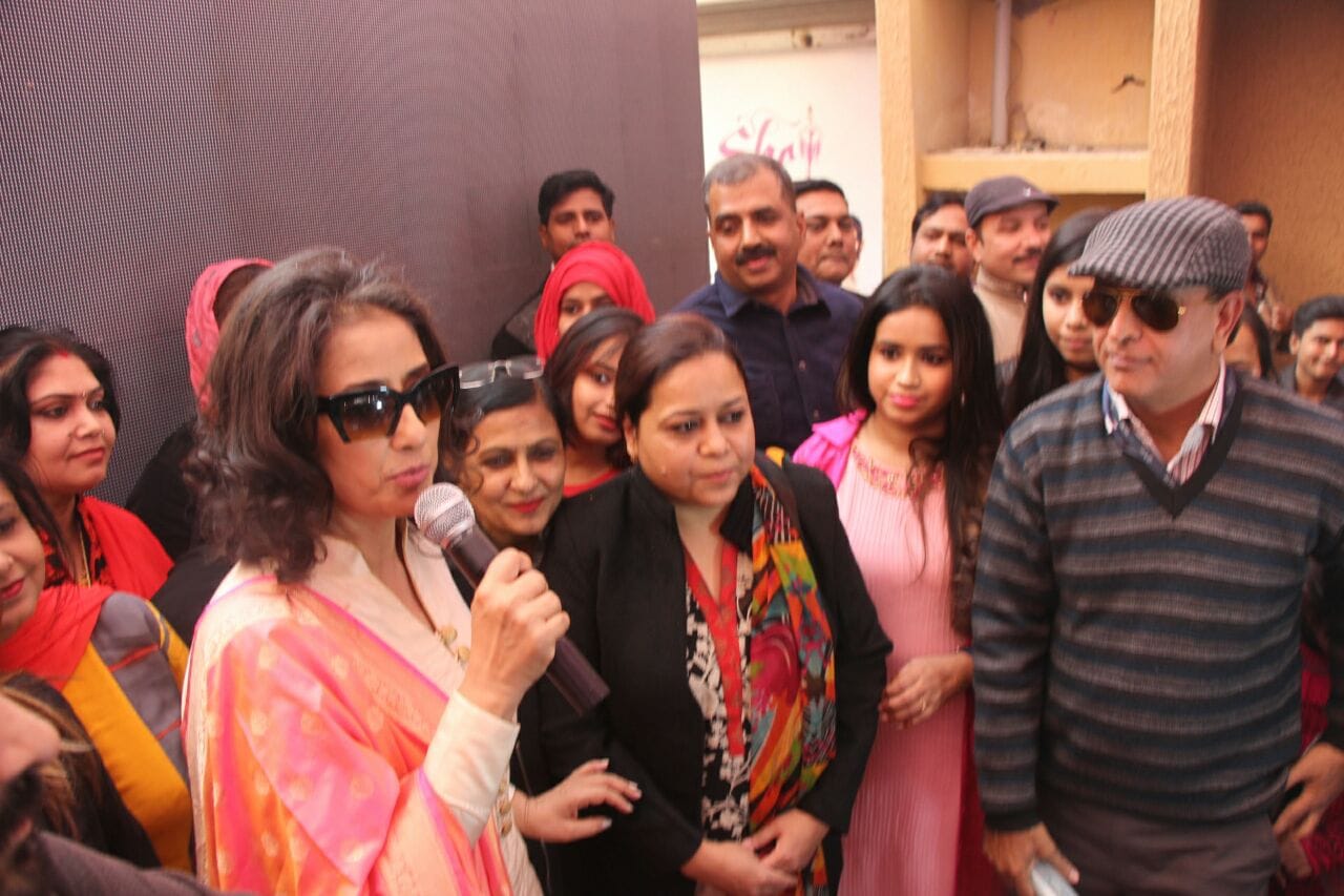 manisha koirala reached varanasi, people gatherd for a look