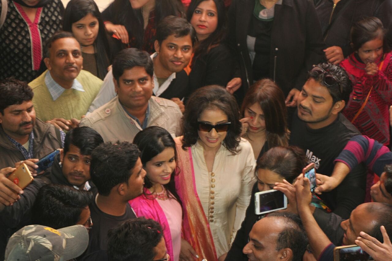manisha koirala reached varanasi, people gatherd for a look