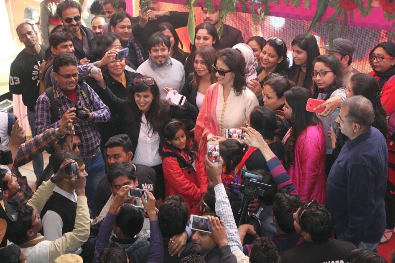 manisha koirala reached varanasi, people gatherd for a look