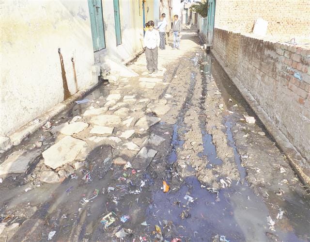 The residents suffering from waterlogging Ramanpur