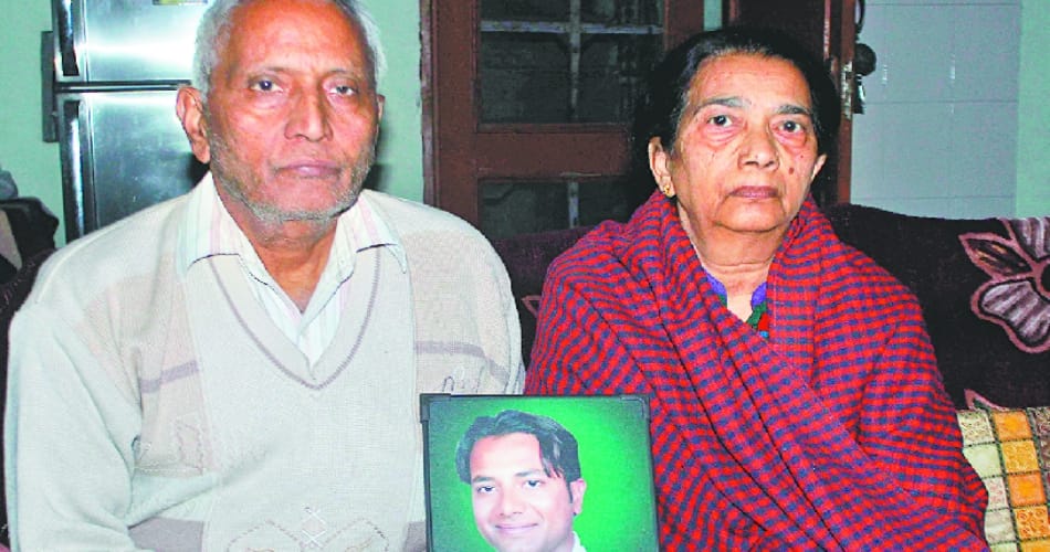 pachkula police tortured to old man and his wife, whose son dead body found before 13 months