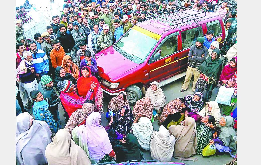 Road block over the death of lineman