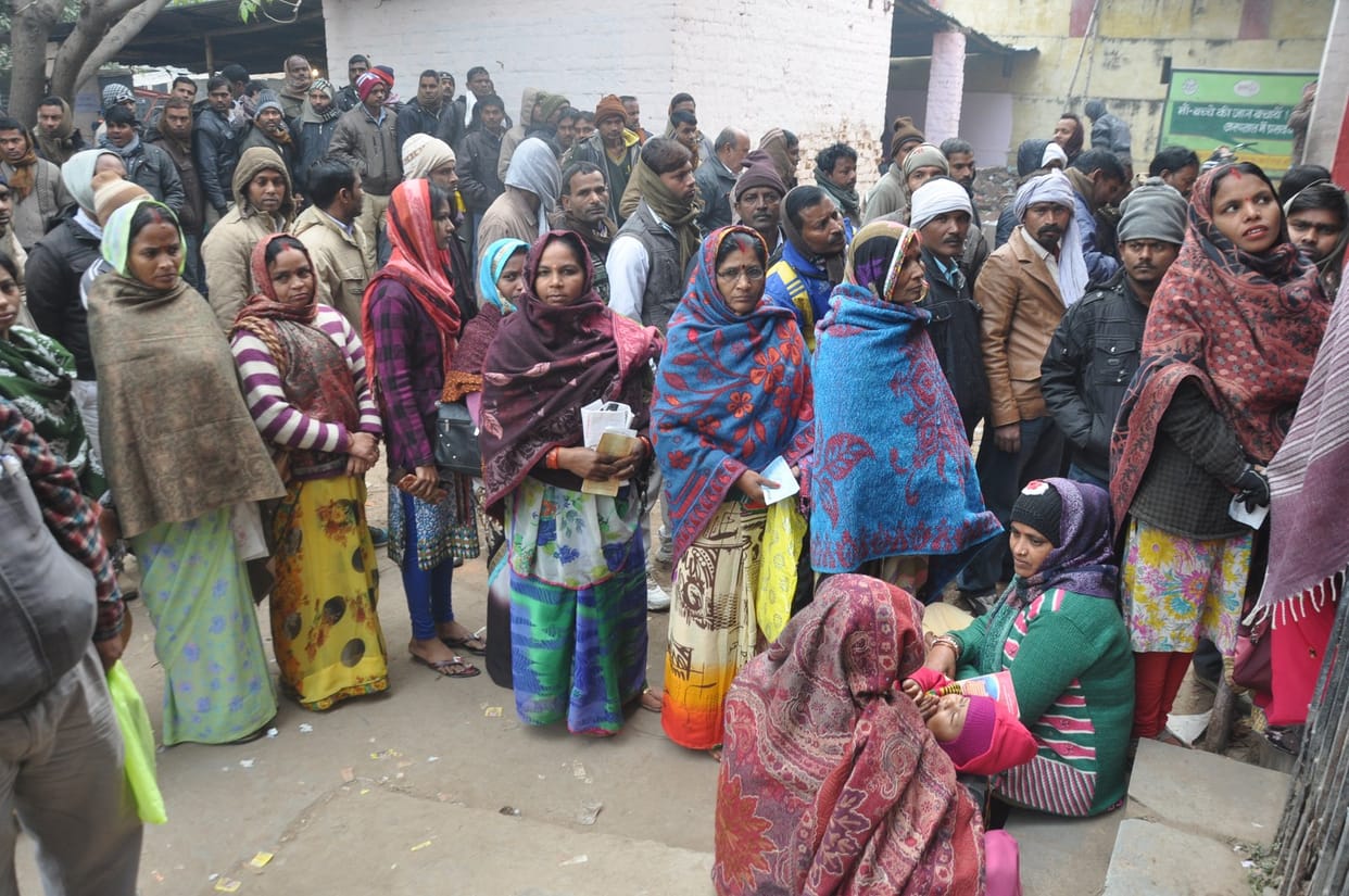 People jaam athe road again bank denied to give money due to lack of currency