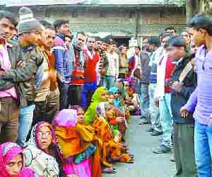 Customers protest against Bank for cash crunch