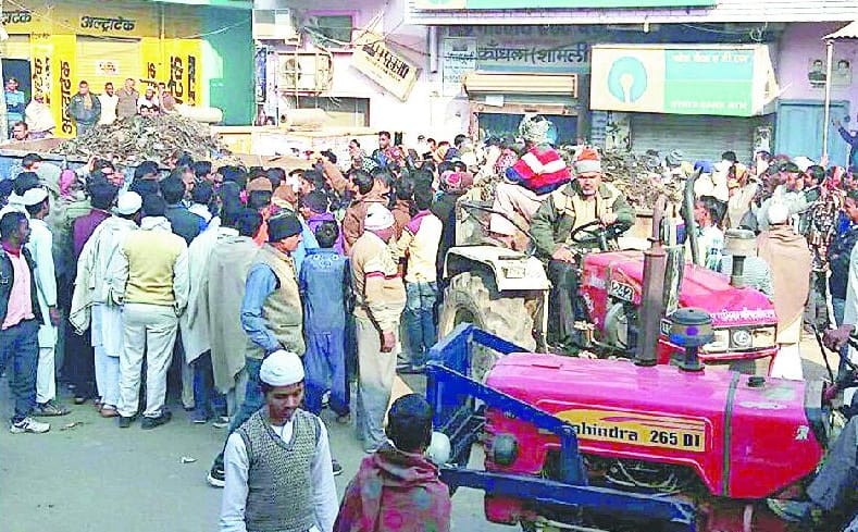 Troॅli laden litter was parked in front of the bank