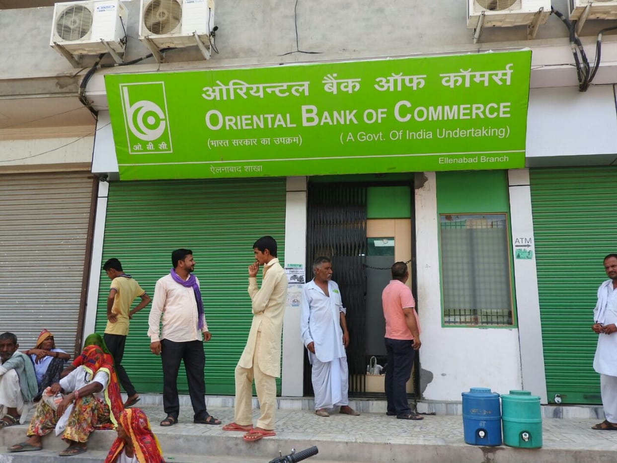  Youth engaged in the line outside the bank's condition deteriorated, hospital death