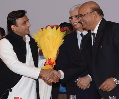 akhilesh yadav in IAS week.