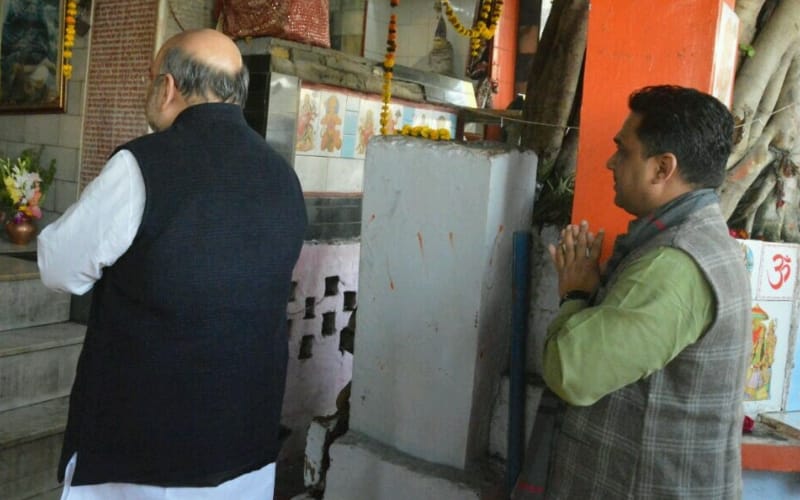 amit shah worships at hanuman mandir before shahjahanpur rally