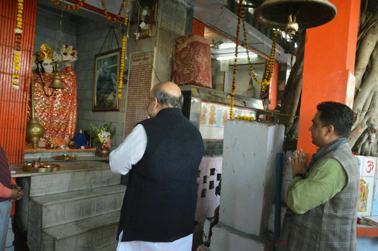 amit shah worships at hanuman mandir before shahjahanpur rally