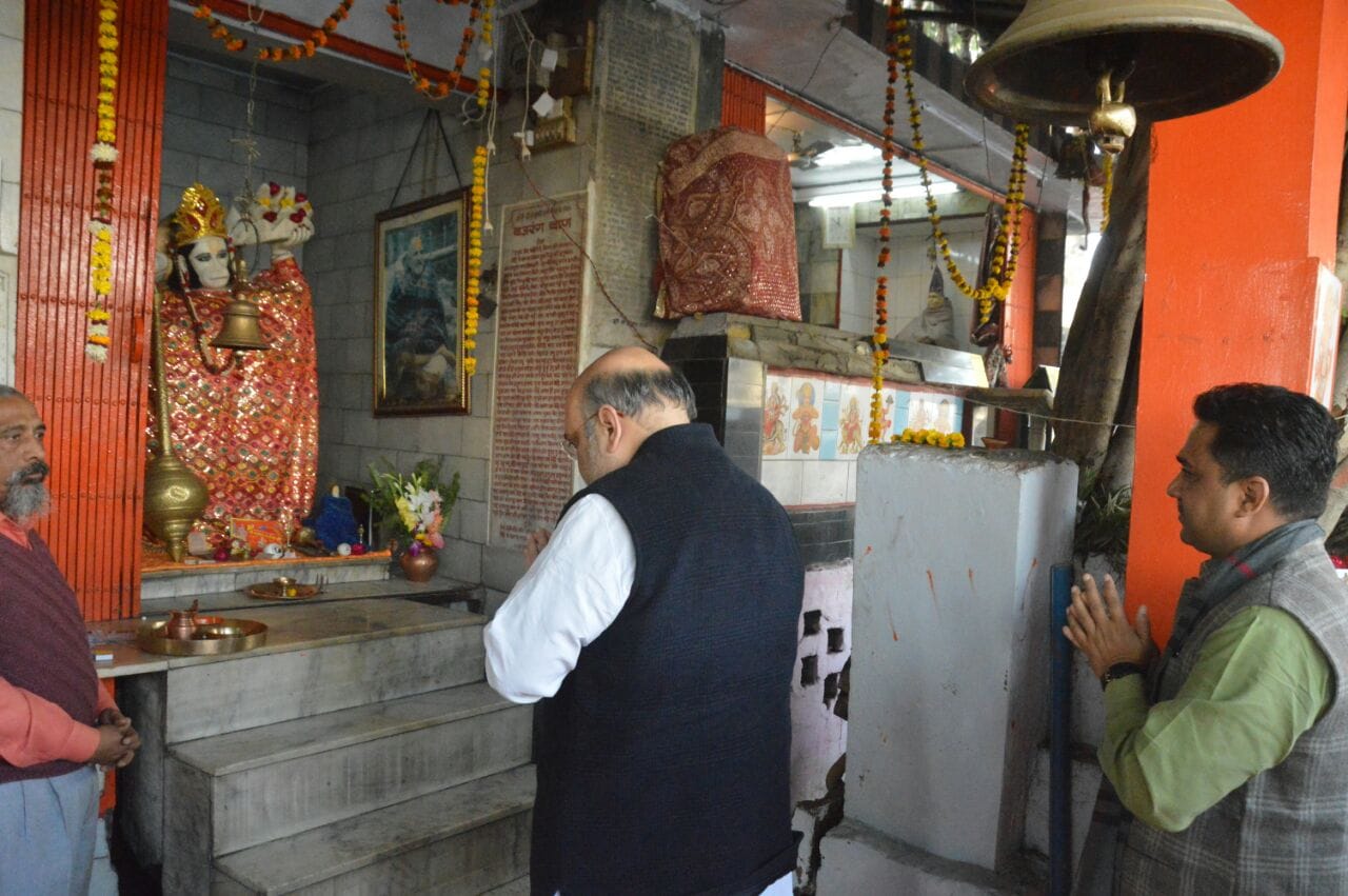 amit shah worships at hanuman mandir before shahjahanpur rally