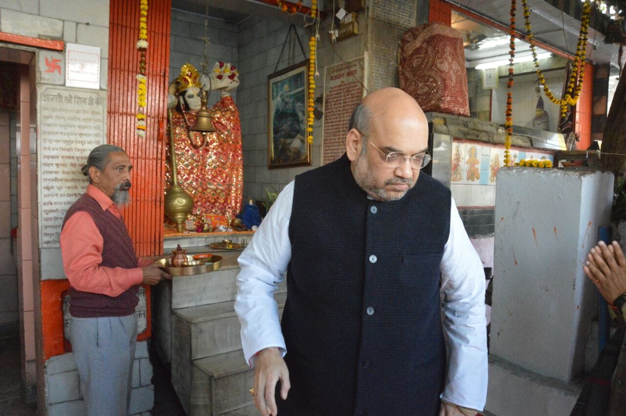 amit shah worships at hanuman mandir before shahjahanpur rally