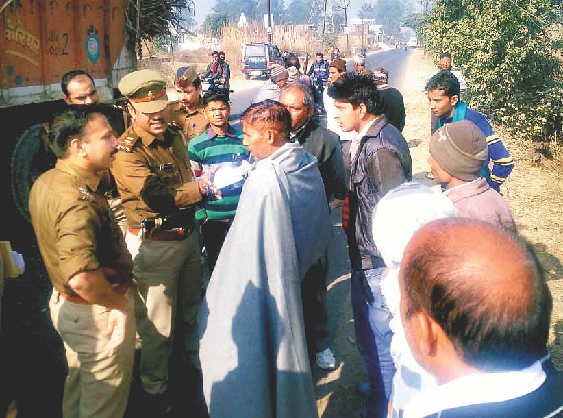 3.5 lakhs looted in broad daylight from the employee store manure seeds