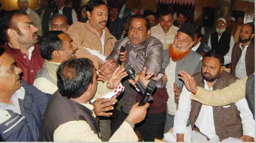 nagar nigam meeting After slapping BJP and SP councilors was fiercely beaten