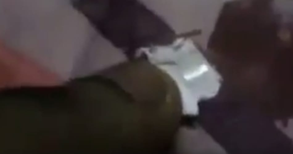 a man found out nano gps chip in 2000 rupee note, video viral on social media
