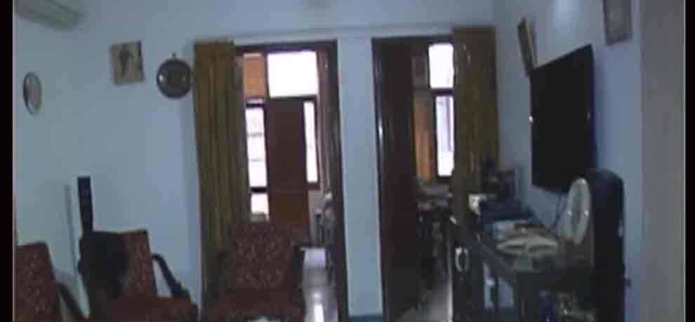 thieves given 100 rupees and hug to an old woman in delhi