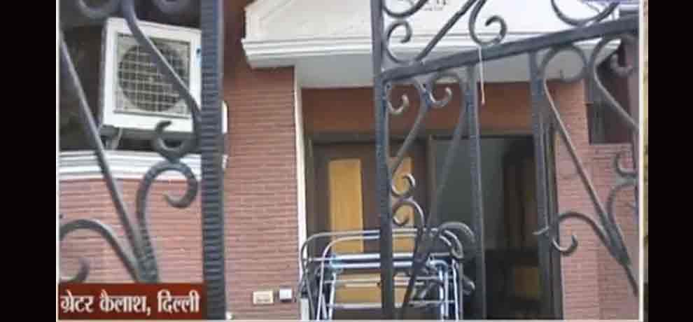 thieves given 100 rupees and hug to an old woman in delhi