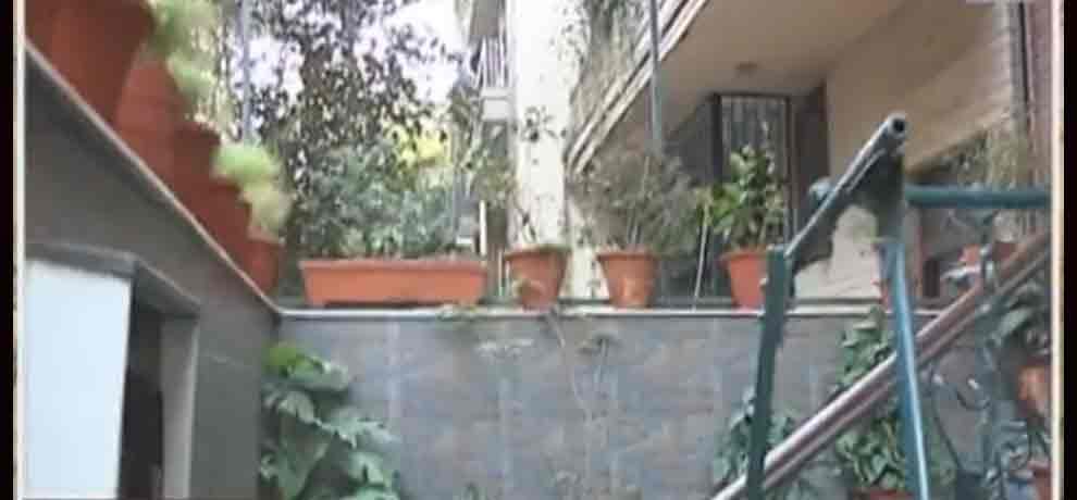 thieves given 100 rupees and hug to an old woman in delhi