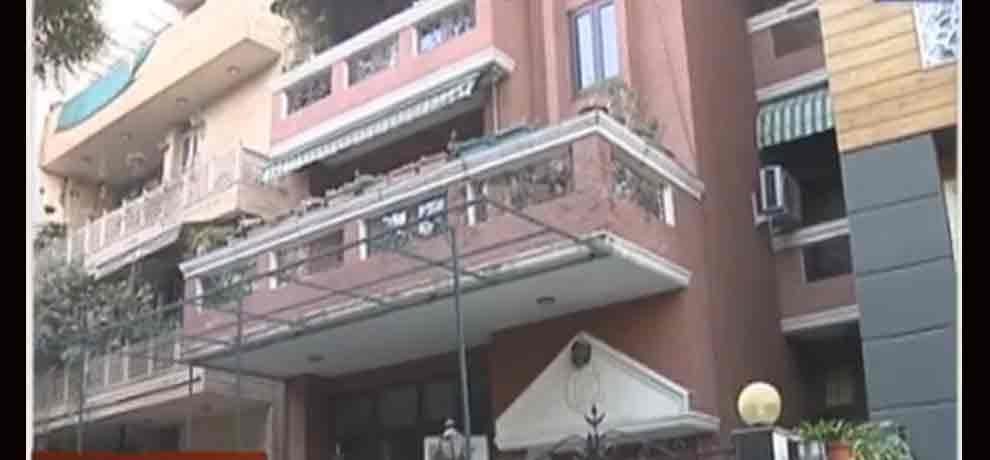 thieves given 100 rupees and hug to an old woman in delhi