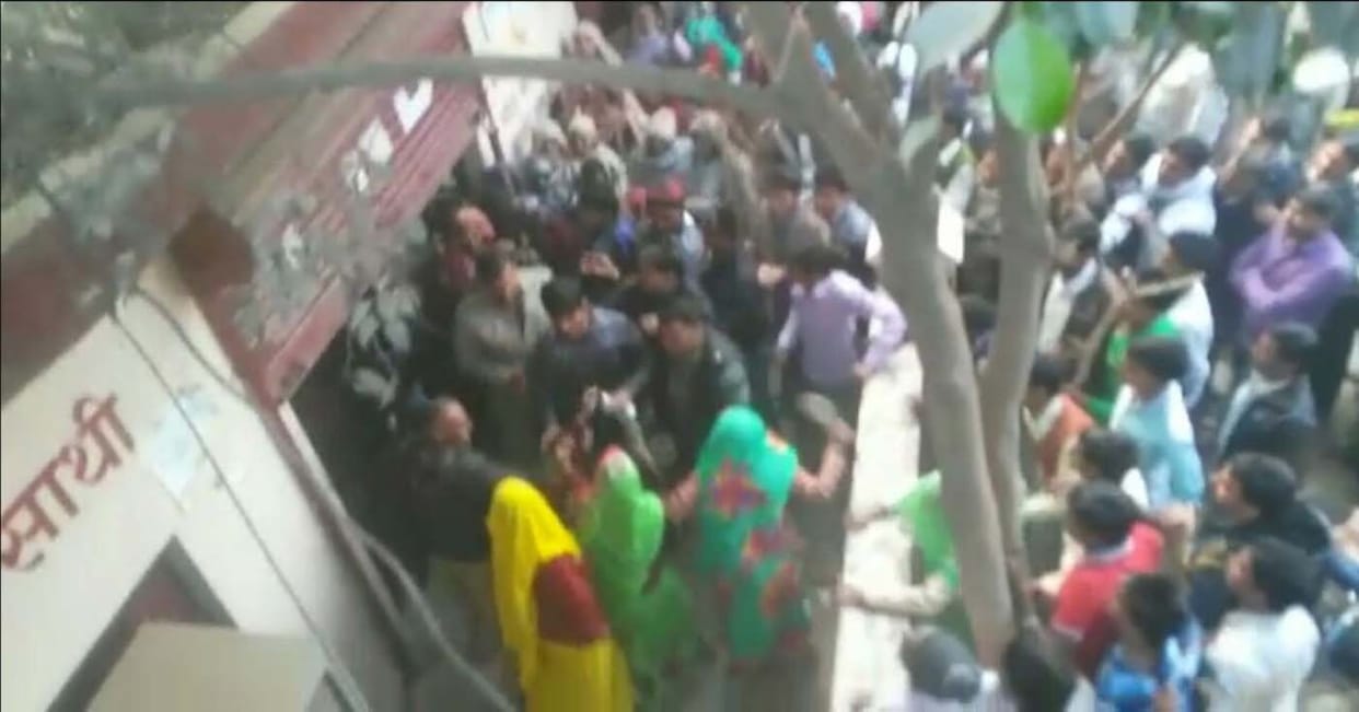 The soldier threw the tea, then the firing of women beaten