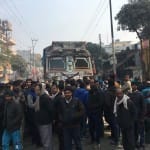 बरगदवां के पास बैंक से रकम न मिलने पर जाम लगाते लोग।