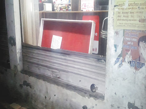 Mobile shop lakh stolen