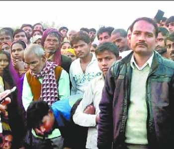 Uncontrollable dumper trodden the family, the mother and son's death