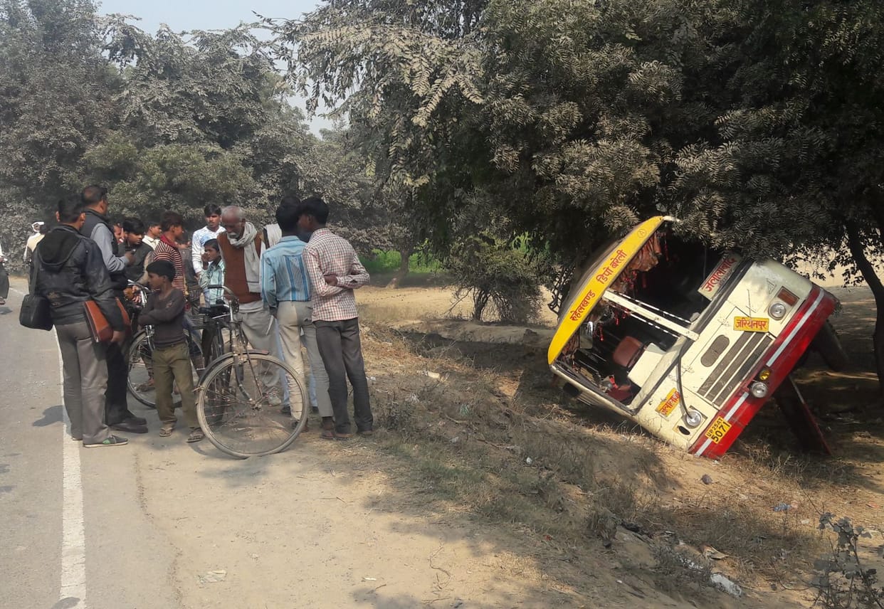 bus accident, 14 wounded