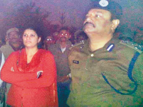 Police strictly furious crowd