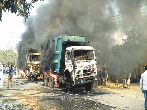 Three deaths in the accident organically, Funkin four carts, threw stones at police