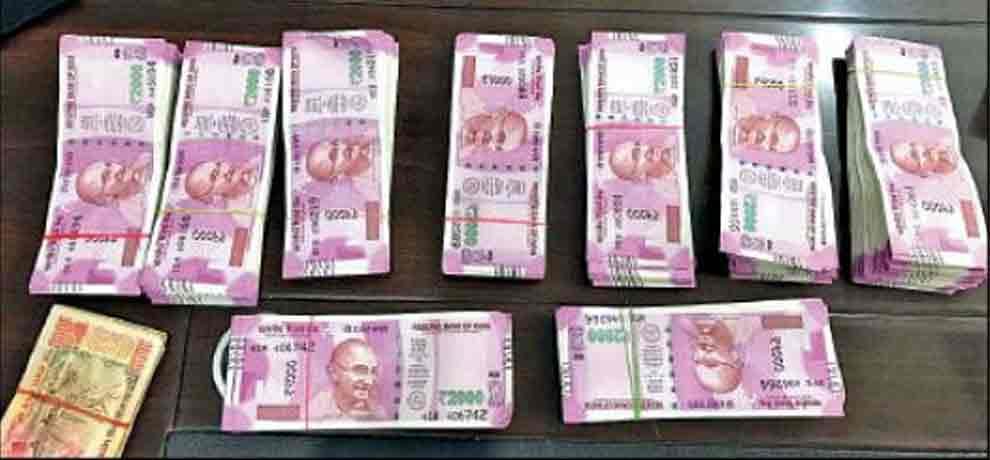 atm cash van looted in pandav nagar delhi