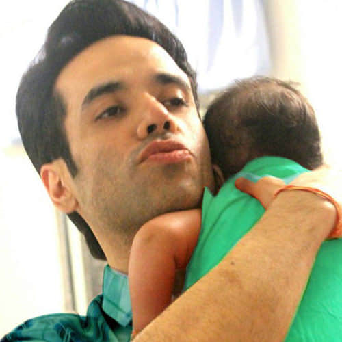 tusshar kapoor share photo of his son with jitendra