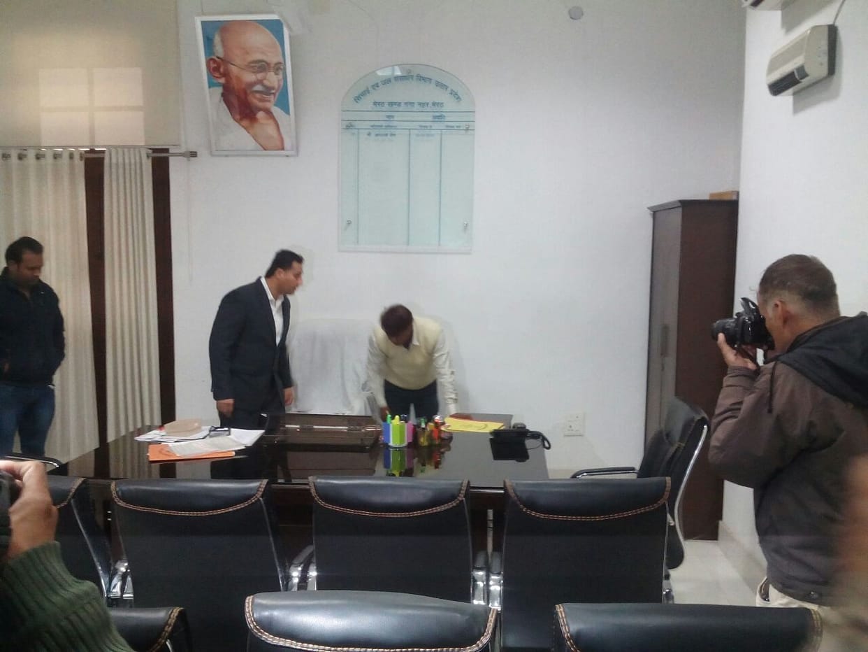  Engineer Rakesh Kumar's official residence on the income tax raid, seized 15 million new notes