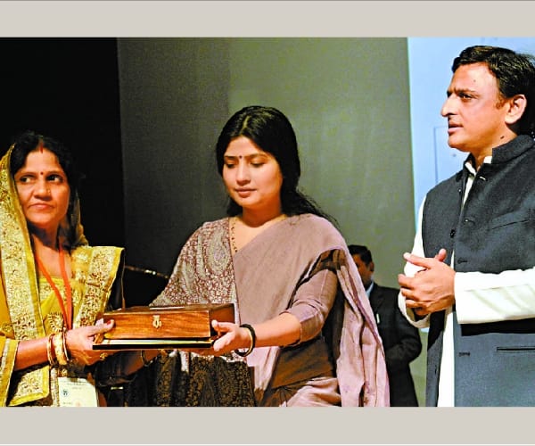 UP govt gives rani lakshmibai veerta award.