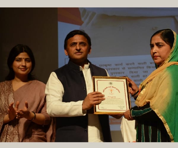 cm akhilesh honors women with lakshmi bai award
