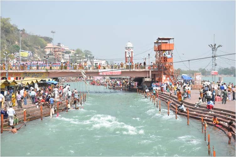 youth throw millions of old currency in ganga