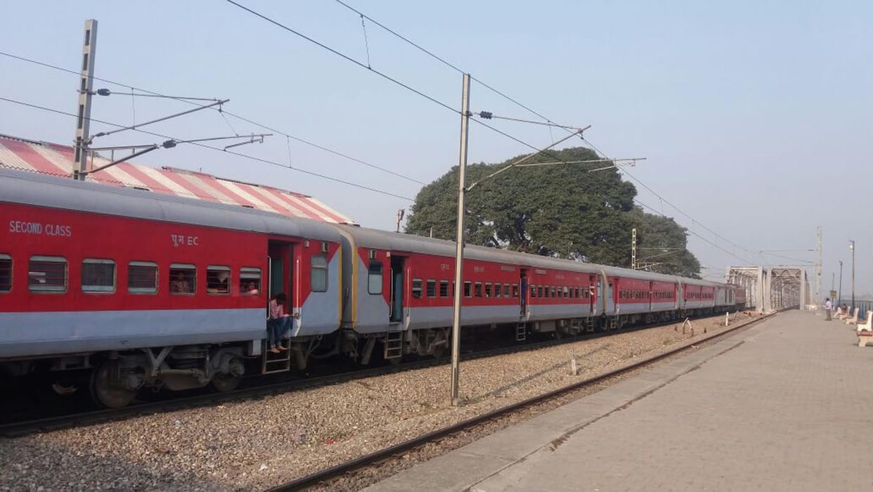 Ganga Express masses  stayed  bridge 20 minutes