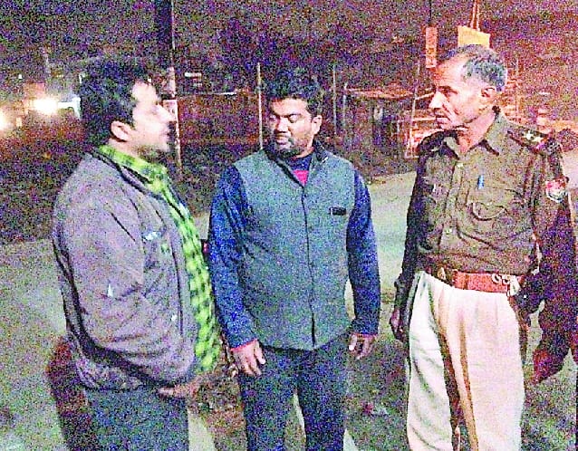robery of 3.20lakhs in meerut