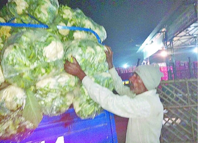 Notbandi market clients deficit, adulation are selling vegetable farmer